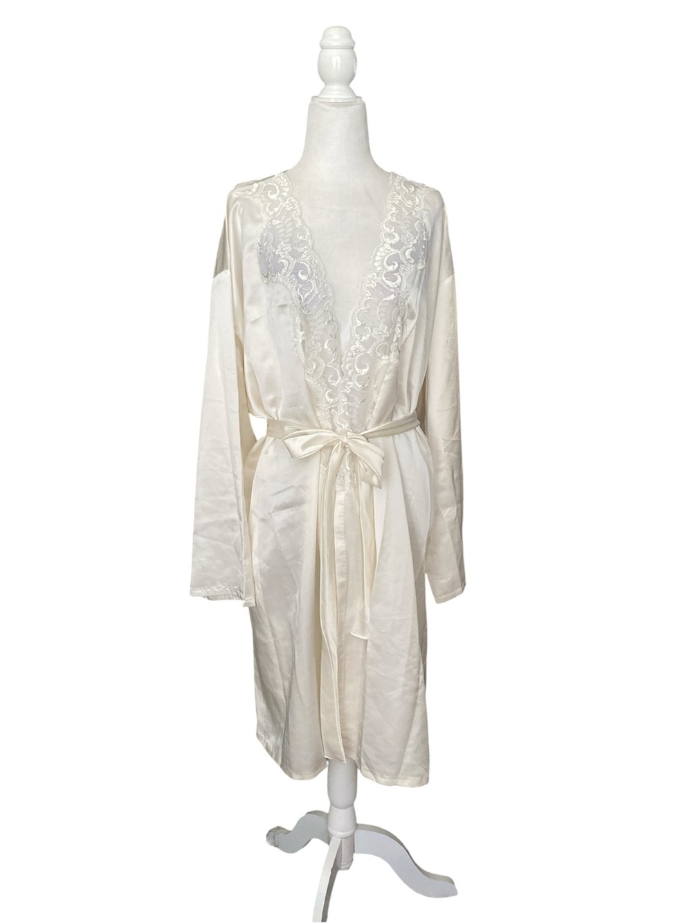Delta Burke vintage Ivory Lace Trim Robe with Tie Waist